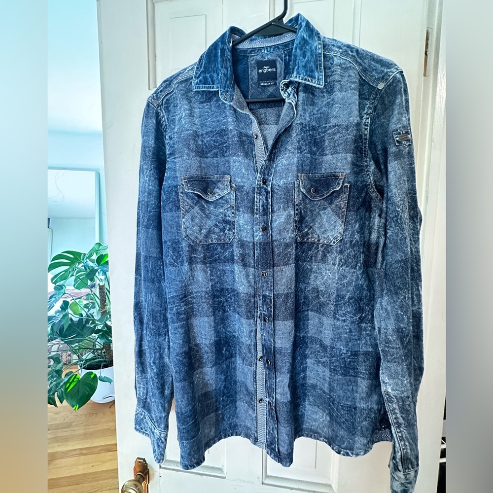 Men’s button down shirt Size Small💙